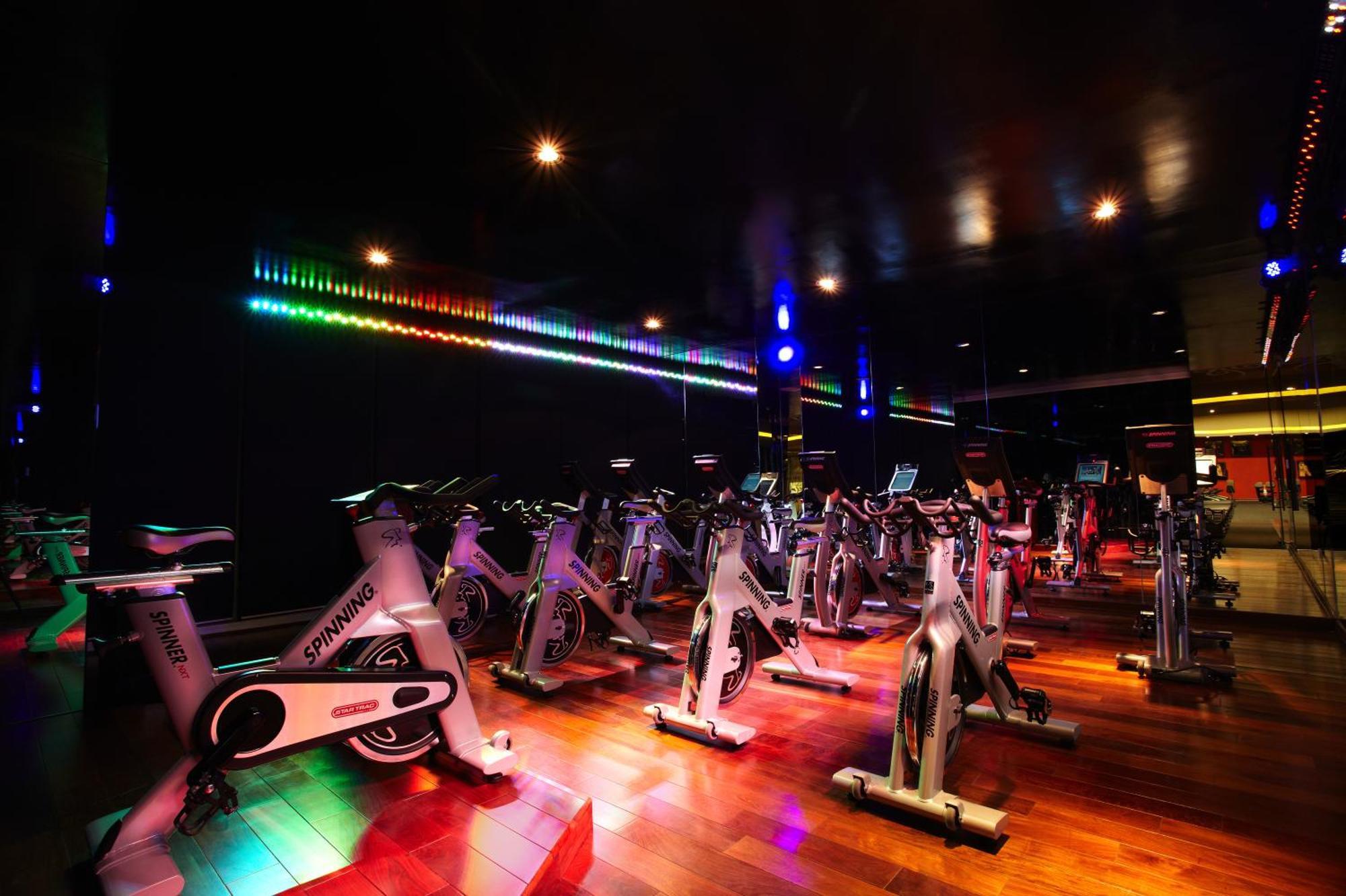 Megapolis Hotel Panama Eksteriør bilde A spinning class at a gym
