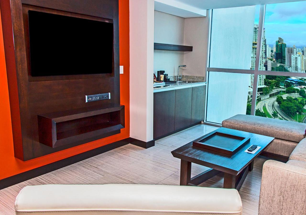 Megapolis Hotel Panama Eksteriør bilde A living room with a wet bar