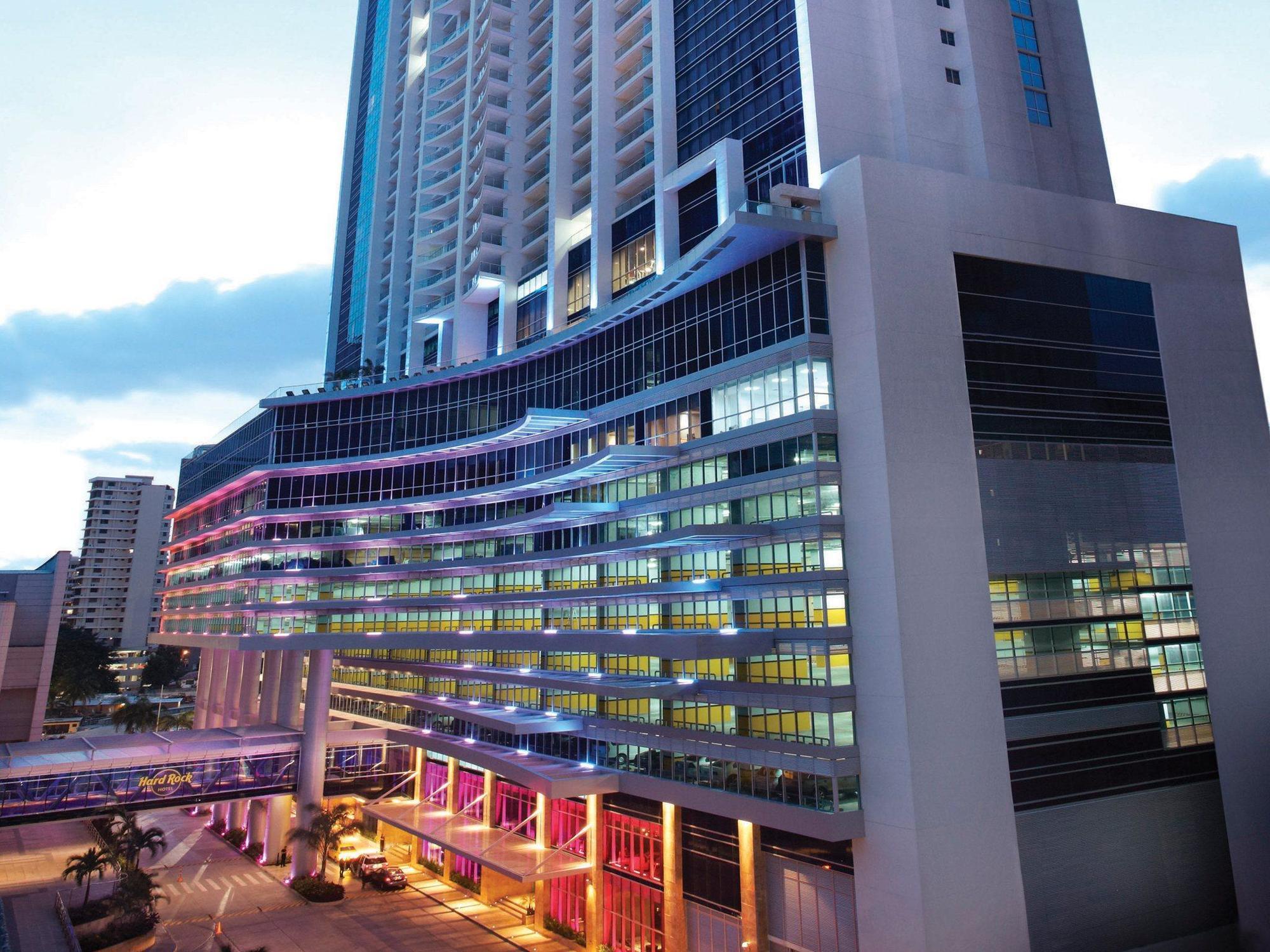 Megapolis Hotel Panama Eksteriør bilde The building at night