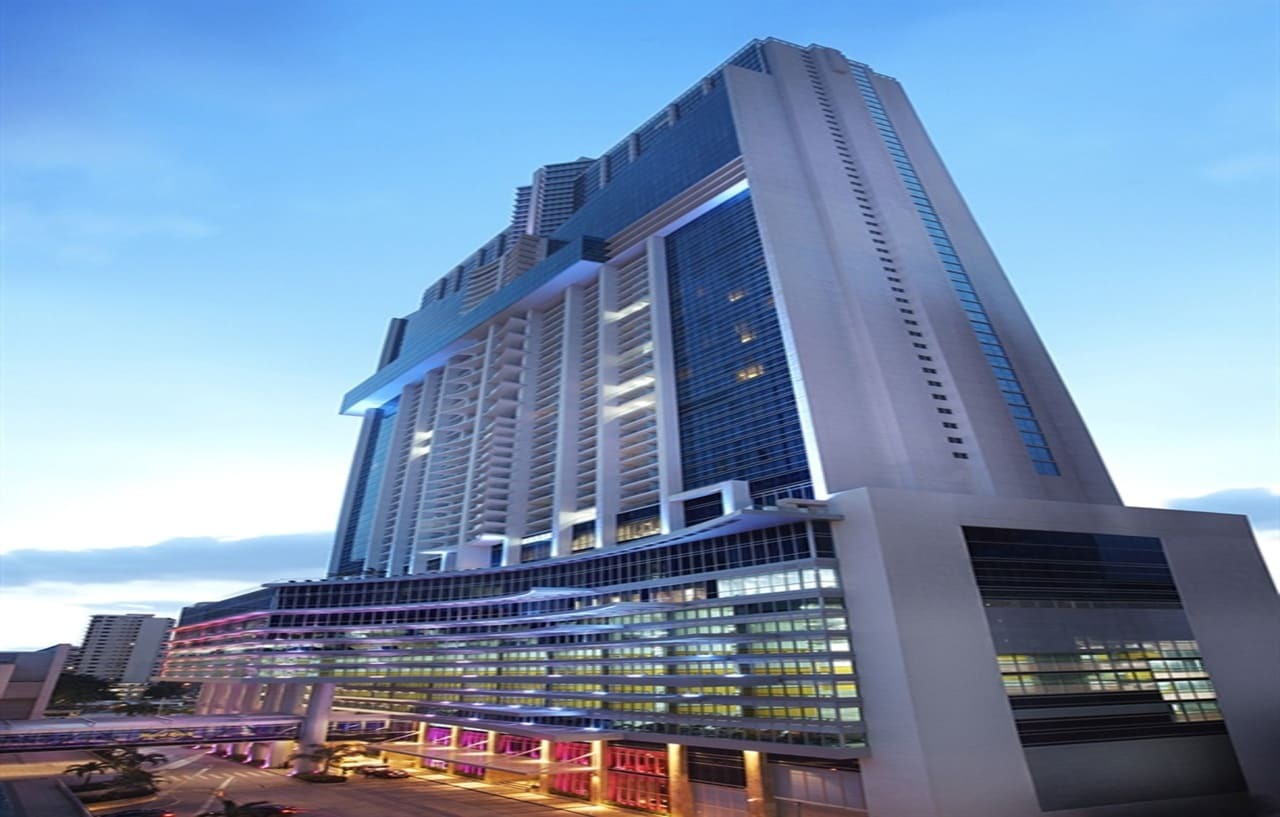 Megapolis Hotel Panama Eksteriør bilde The hotel at night